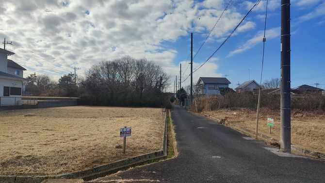 複数の草刈り業者の看板が林立する分譲地
