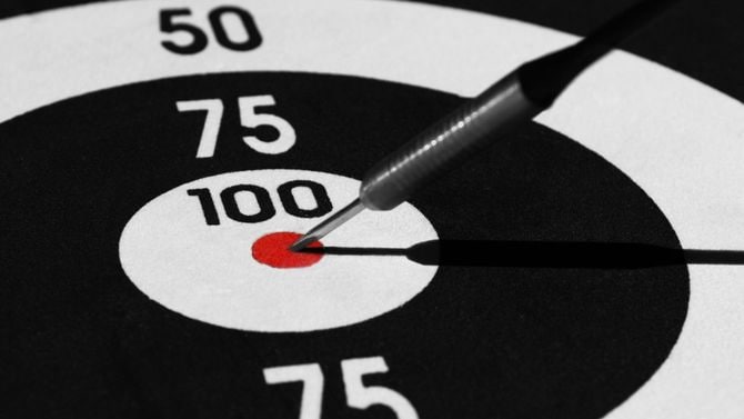 ブルズアイに的中したダーツの矢