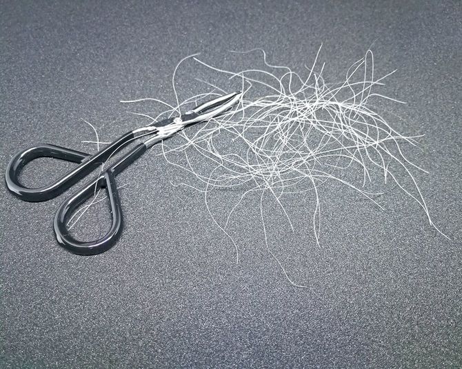 ピンセットと白髪