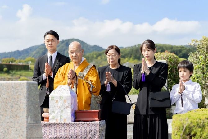 埋葬式に参列する仏教僧侶や遺族