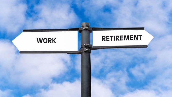 仕事と退職の選択が示されたロードサイン