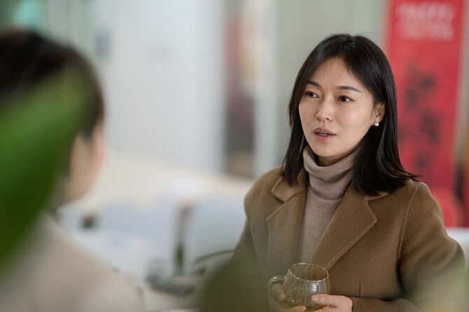 2人のアジア人ビジネスウーマンがオフィスでディスカッション