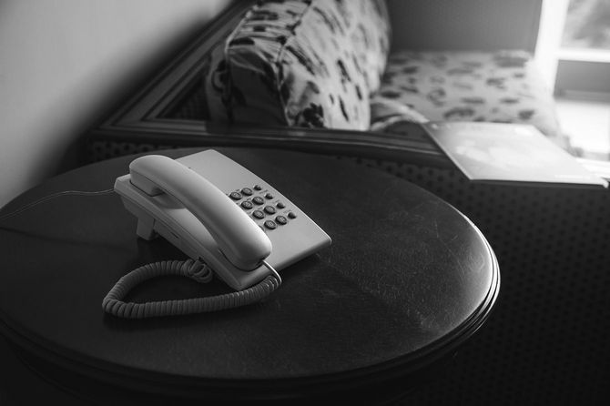 サイドテーブルの上の電話