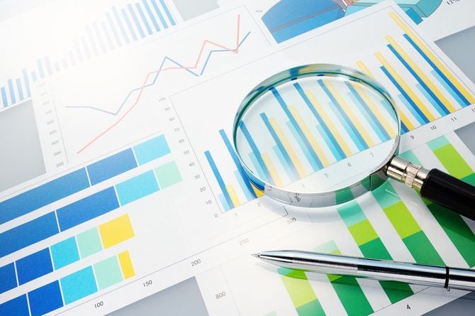 資料と虫眼鏡のイメージ