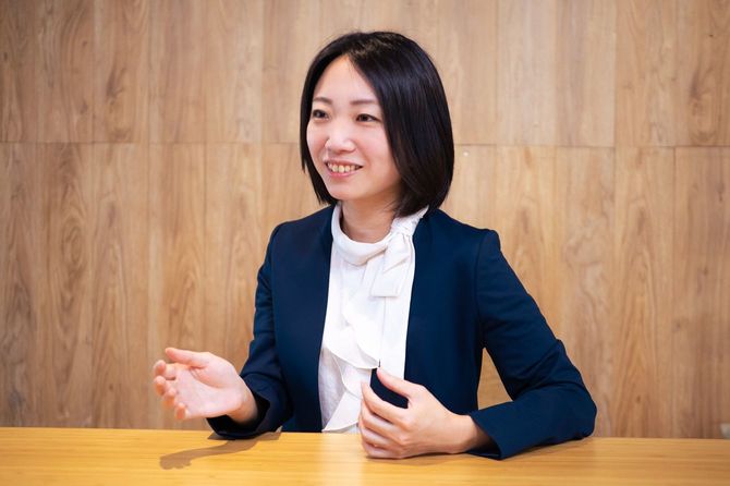 取材中の安藤未希氏