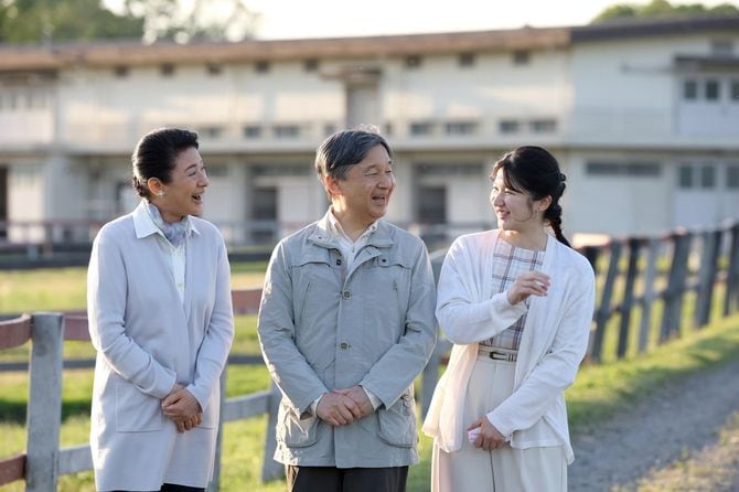 静養で御料牧場内を散策される天皇、皇后両陛下と長女愛子さま。2024年5月2日午後、栃木県高根沢町［代表撮影］