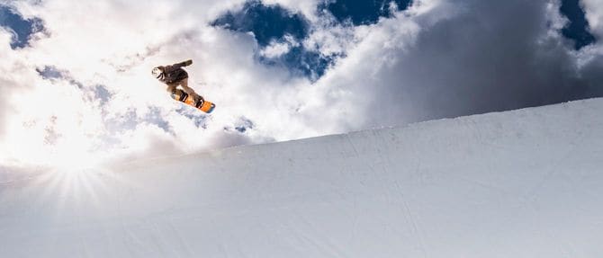 スノーボーダーがハーフパイプでワンメイク