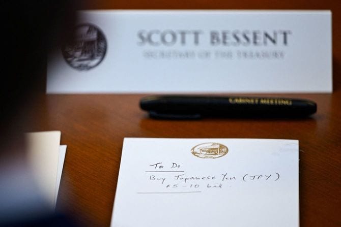 米東部時間2026年7月31日午前11時半過ぎに撮影された、日本円購入と書かれたベセント財務長官の手元のメモ＝ワシントン近郊（ロイター＝共同）