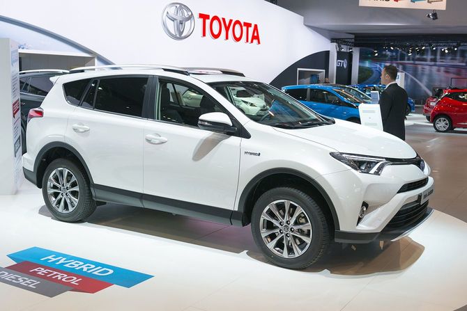 2016年ブリュッセルのモーターショーに展示されたトヨタのハイブリッドカー「RAV4」