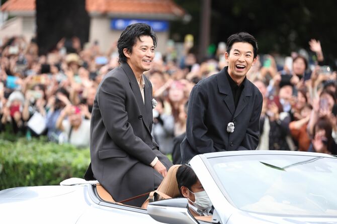 名古屋まつりでパレードに参加した2026年NHK大河ドラマ「豊臣兄弟！」の豊臣秀長役の仲野太賀さんと織田信長役の小栗旬さん