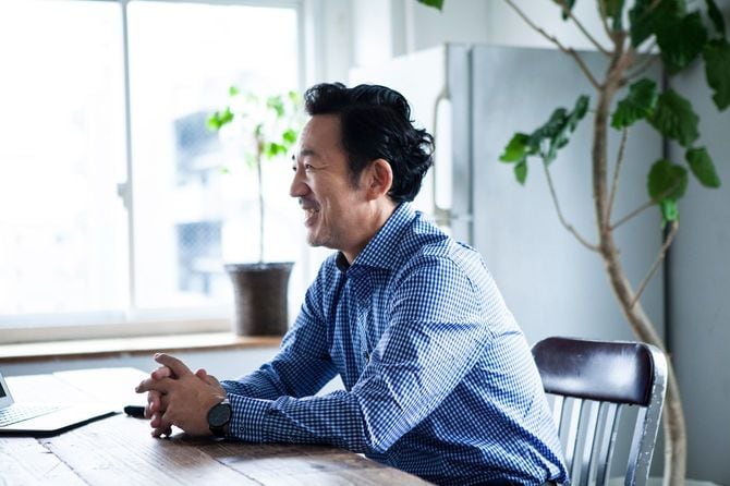 オフィスで笑顔で面談をする男性