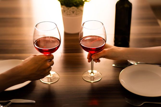 ワインで乾杯をする2人の手