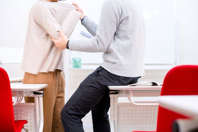 相手の胸ぐらをつかむ男性