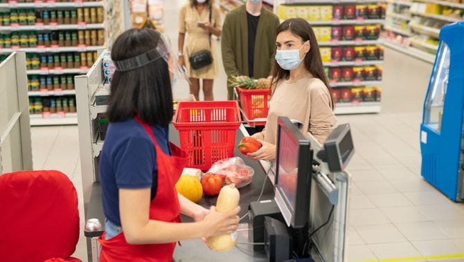 スーパーマーケットでのマスク