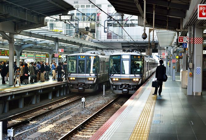 列車、大阪駅