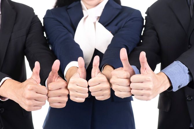 親指を上げるビジネスマン