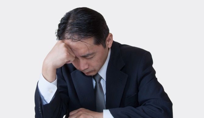 思い悩む中高年男性