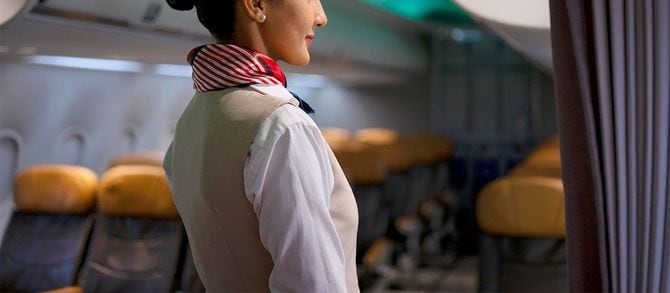 飛行機の客室乗務員