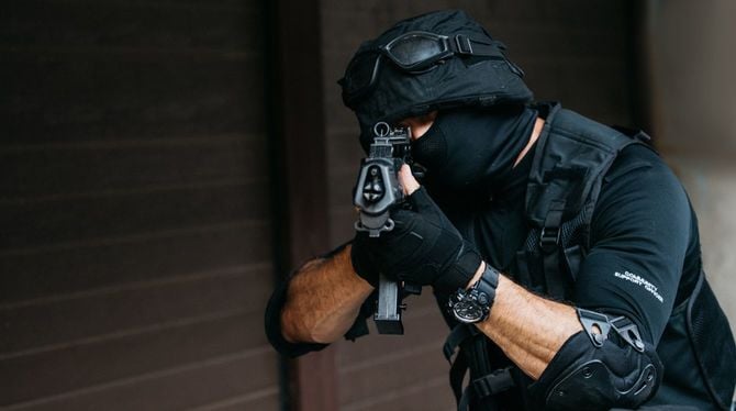 武装した警察官