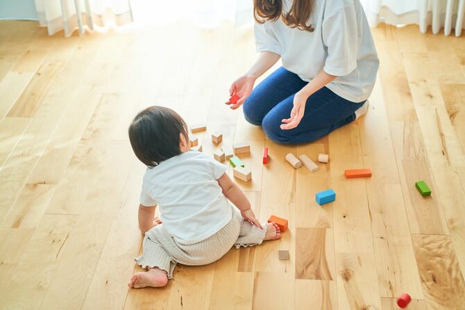 積み木で遊ぶ母子