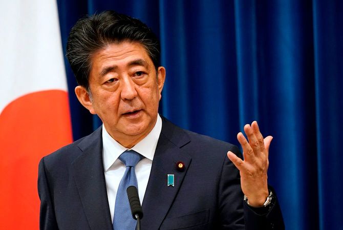 持病の再発を理由に辞任すると発表した安倍首相＝2020年8月28日、首相官邸