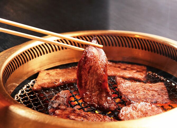 焼肉を焼いている手元