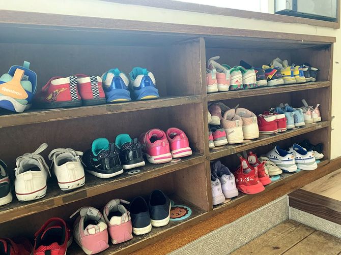 エイビイシイ保育園の下駄箱。小さな靴が並んでいる