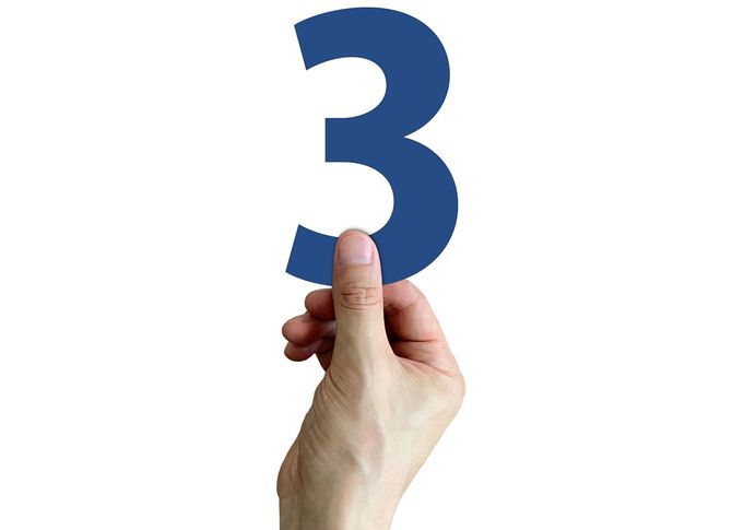 数字の「3」を持つイメージ