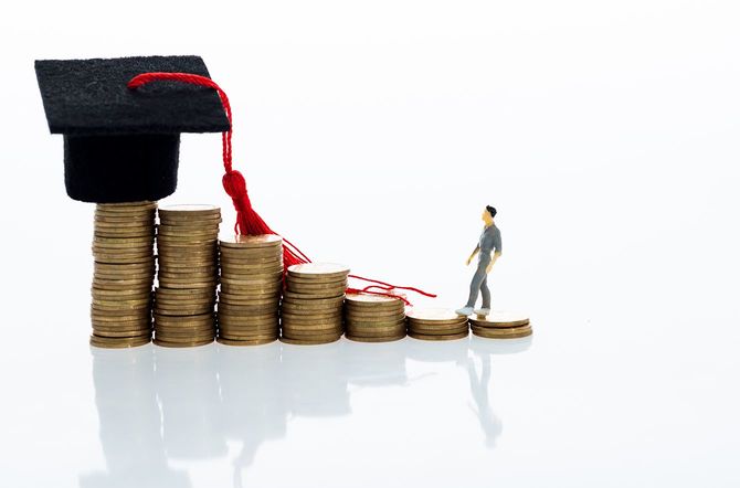 卒業の帽子とコインの置物