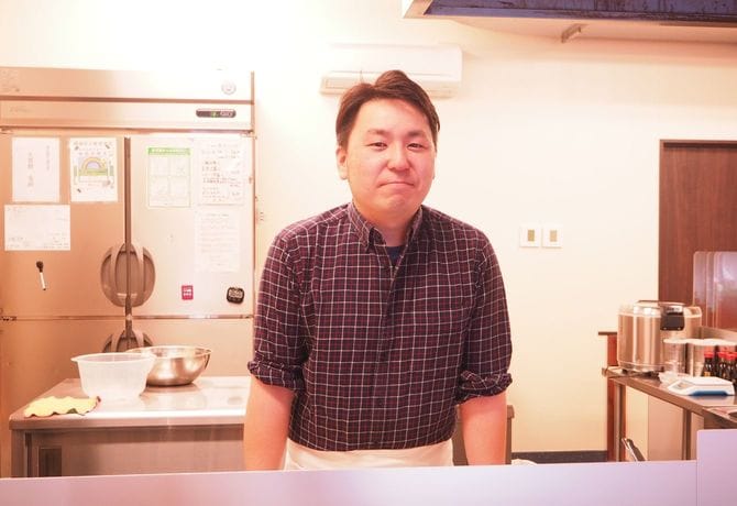 カウンターに立つ店主・大曽根克治さん