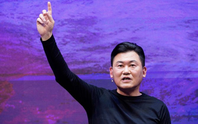 楽天モバイルの新プラン発表会に出席した楽天の三木谷浩史会長兼社長。携帯電話のデータ使用量が1ギガバイトまで無料、20ギガバイトの場合も1980円（税別）となり、NTTドコモなど大手3社が3月に始める新プランを1000円程度下回る（東京都港区パークタワー）