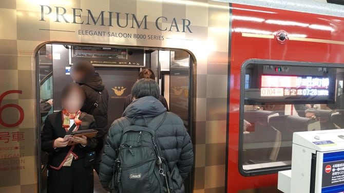 金色基調の市松模様のドアが特別感を演出する