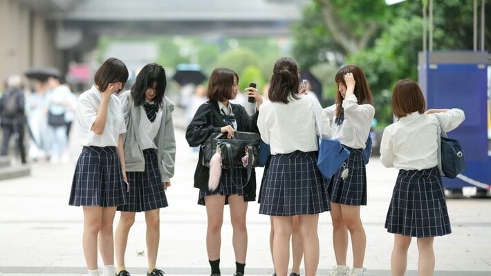 制服姿の女子高校生たち