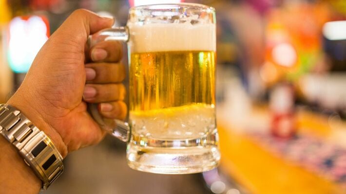 ビールの入ったジョッキを持つ手