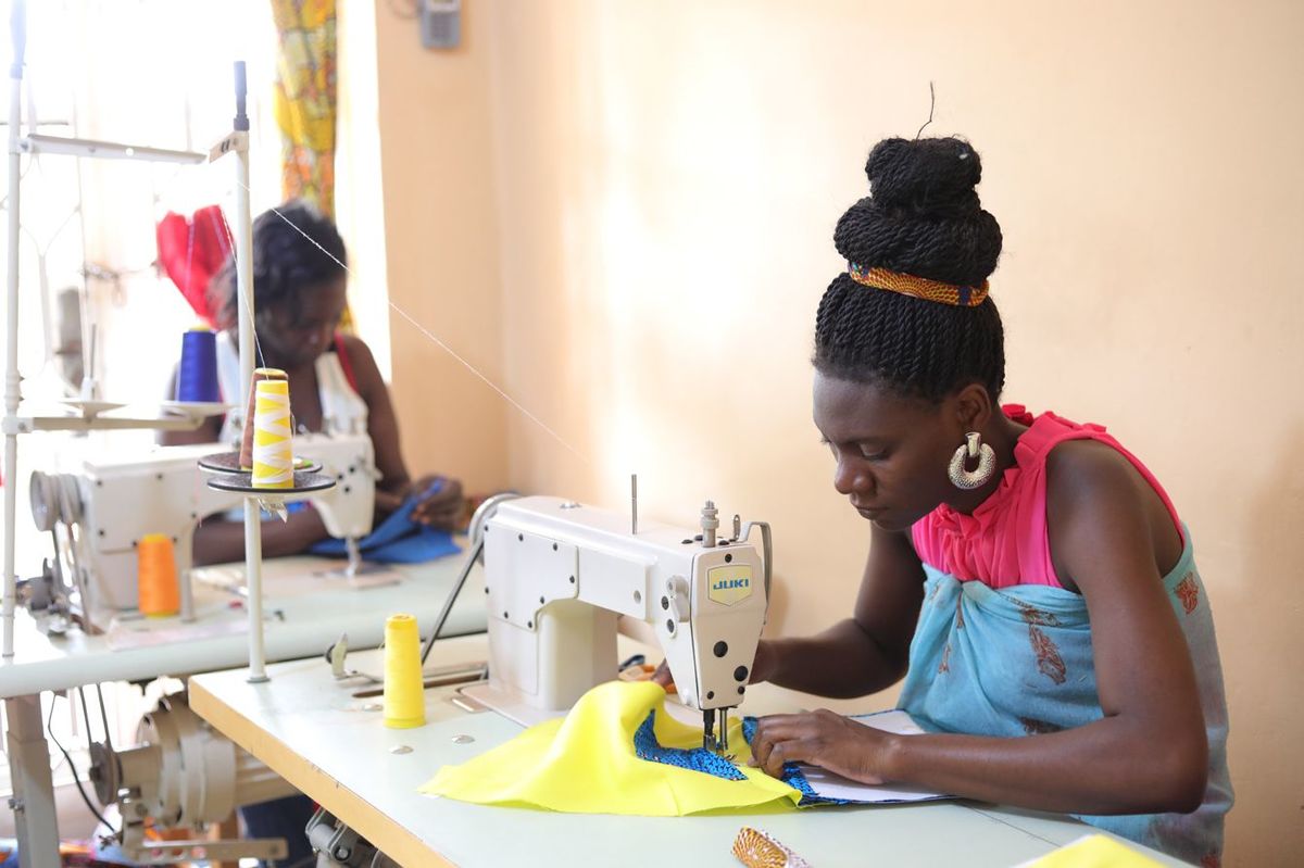 ミシンで裁縫をするウガンダ女性