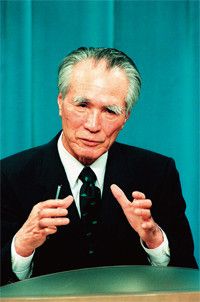 阪神大震災直後、村山富市総理（当時）の言動や行動に多くの批判が寄せられたが、震災発生から50日以内に、がれき処理や道路復興、仮設住宅建設の費用を盛り込んだ総額約1兆200億円の2次補正予算案を成立させている。（写真＝PANA）