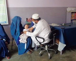 アフガニスタンのクリニックでの診療の様子。（写真提供：ジョイセフ）