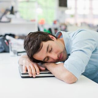 会社の個室トイレで 30分睡眠 のすごい効果 昼食をサッとすませて脳を休ませる President Online プレジデントオンライン