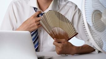 ジャケットを脱ぐと一発でバレる…夏の職場でよく見かける｢清潔感のない男性｣が着がちな"白いアイテム"