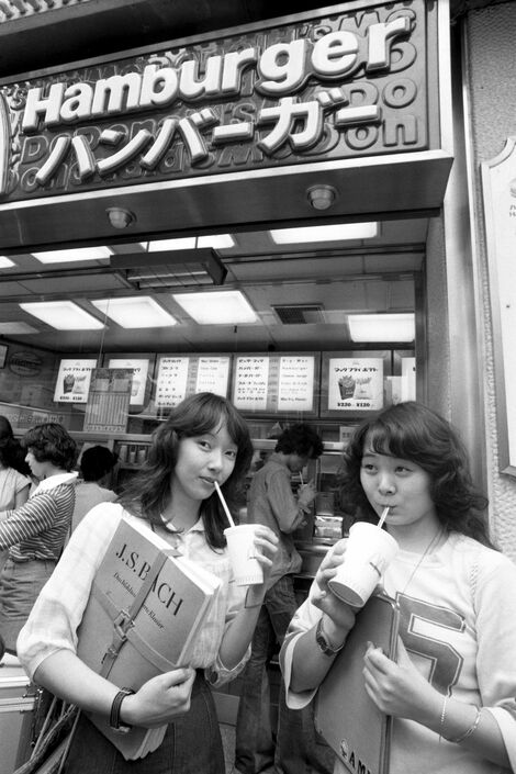 マクドナルド1号店に集うヤングな若者