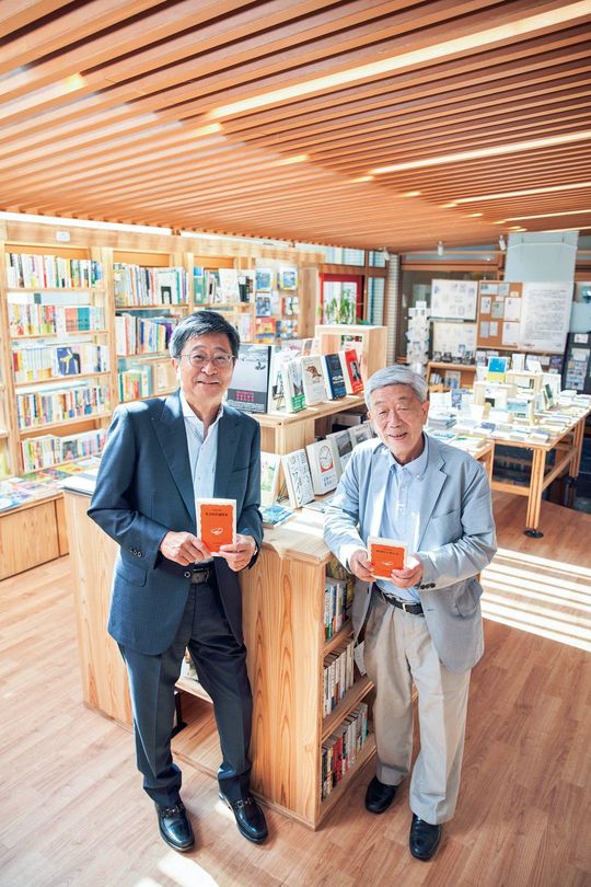 鳥取大学医学部附属病院の原田省病院長（左）と今井書店グループ顧問で認定NPO法人 本の学校顧問の永井伸和氏（右）。