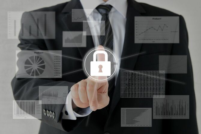 ビジネスマンと情報セキュリティのイメージ