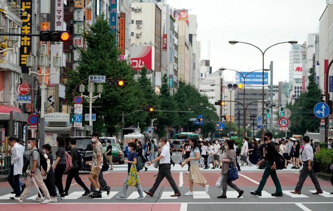 2022年9月8日、新宿駅周辺の横断歩道を渡る人々