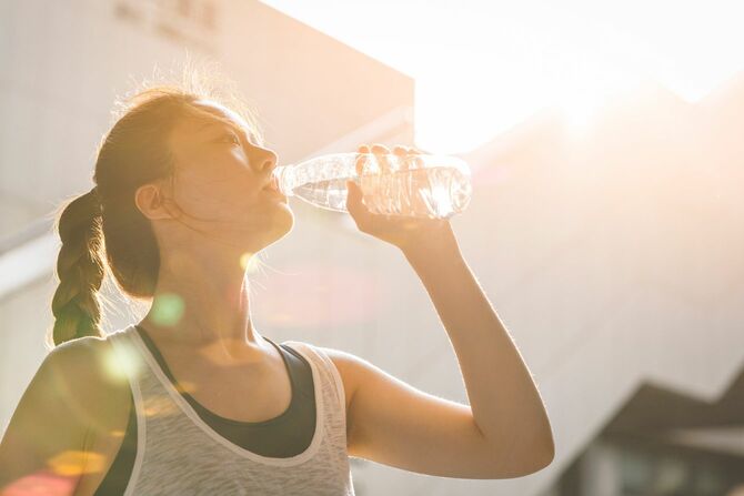 運動後に水を飲む女性
