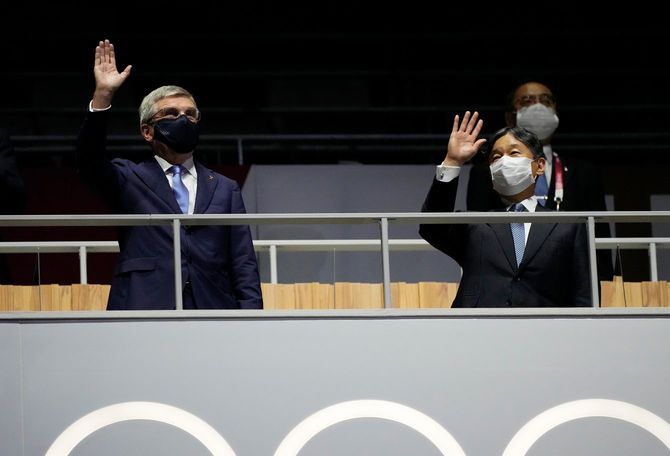 2021年7月23日、東京の国立競技場で行われた2020年夏季オリンピック東京大会の開会式で紹介されるトーマス・バッハIOC会長（左）と天皇陛下（右）