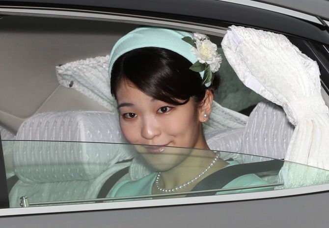 2017年9月3日、婚約内定の記者会見当日、皇居を出られる秋篠宮家の長女眞子さま