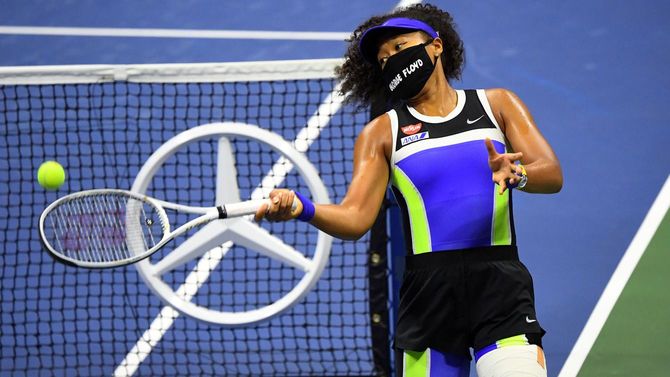 2020年9月8日、全米オープンテニス大会9日目の女子シングルス準々決勝の試合で、ジョージ・フロイドのマスクをつけた大坂なおみ（日本）が米国のシェルビー・ロジャースに勝利した後、スタンドに向かってボールを打ち込む。