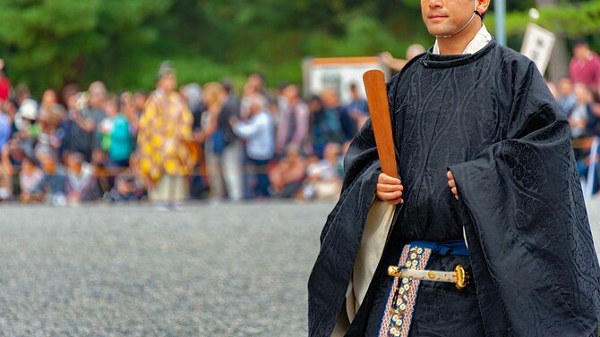 日本の封建時代の衣装を着た男性