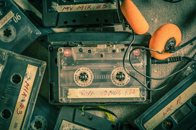 古びたカセットテープと壊れたウォークマン