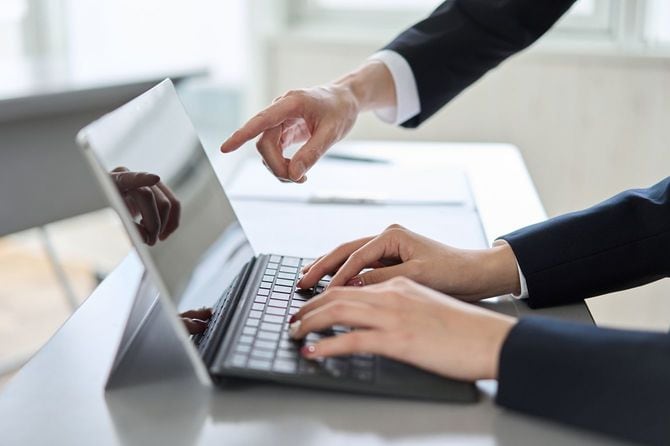 部下に指示する実業家